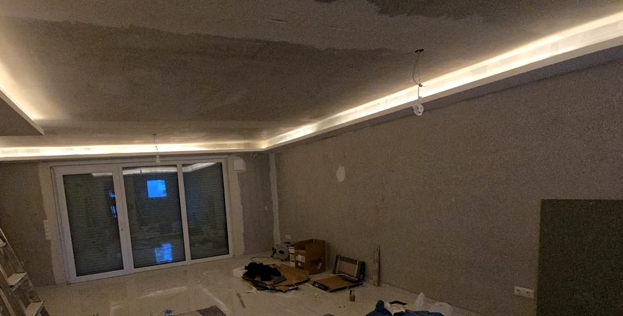 Abgehängte Decke mit umlaufender Voute für indirekte LED-Beleuchtung im Wohnraum