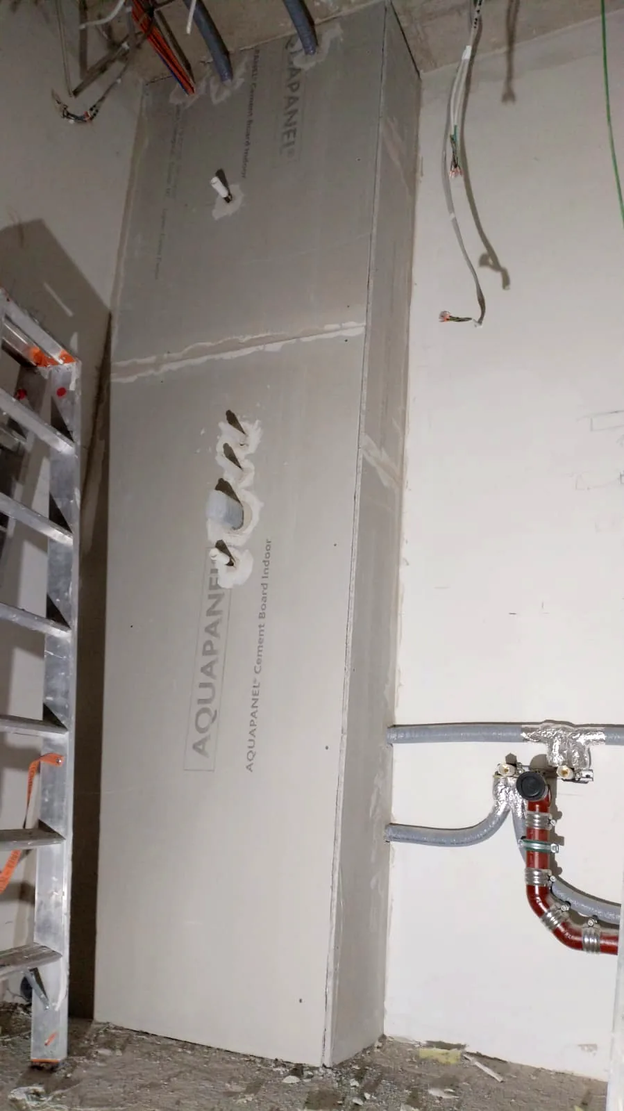 Schachtverkleidung aus zementgebundenen Bauplatten für Installationsleitungen im Feuchtbereich