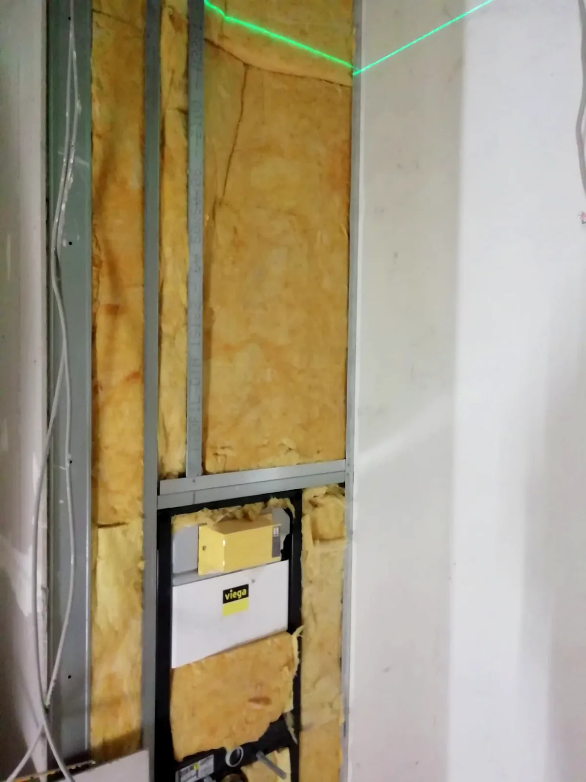 Metallständerwand mit Mineralwolle-Dämmung und eingebautem Vorwandelement für ein WC