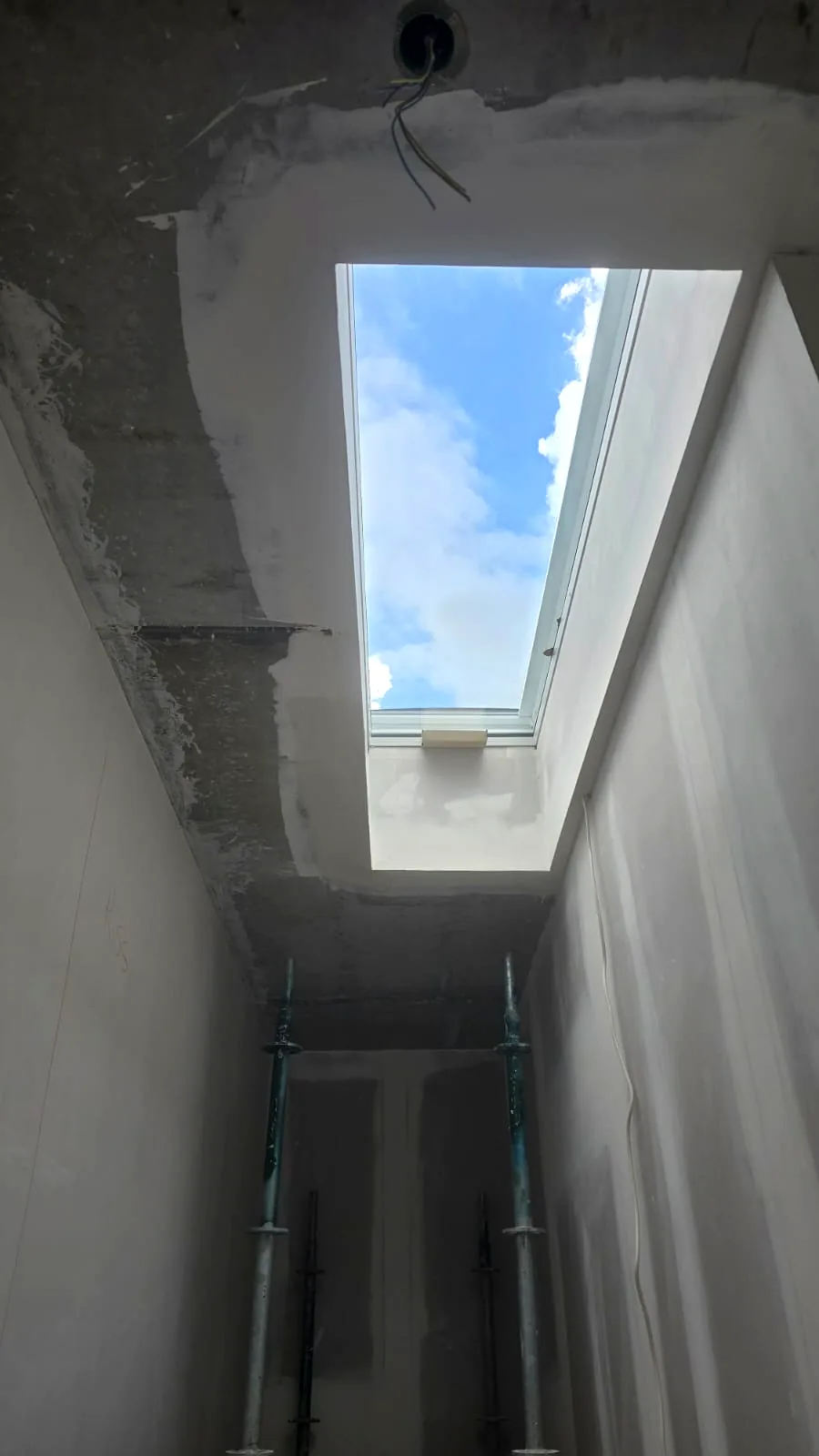 Dachfenster-Laibung mit Gipskartonplatten beplankt und gespachtelt, Blick nach oben